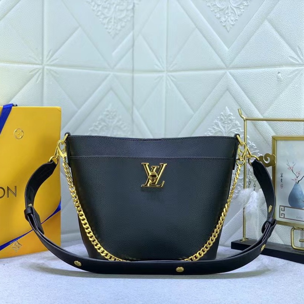❤️Louis Vuitton Lock and Walk bucket bag